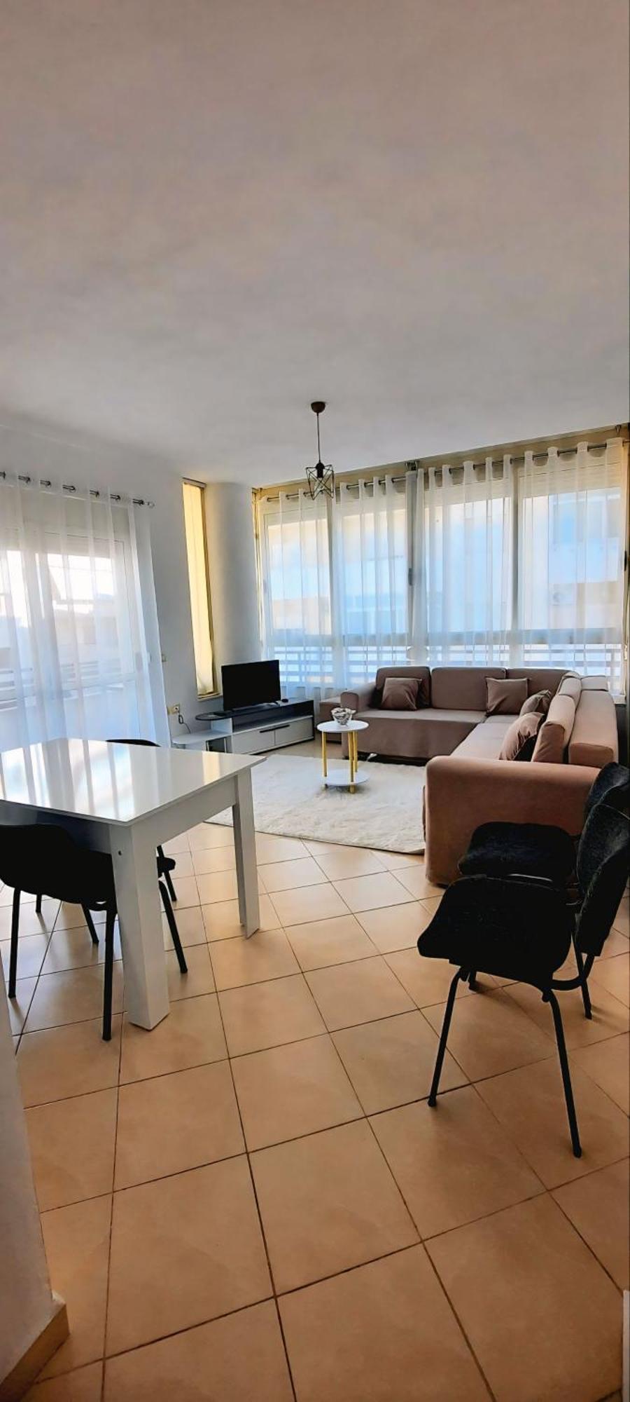 C'e Casa Near The Sea, Netflix, Parking, Balcony, Fast Wi-fi Apartment Vlore
